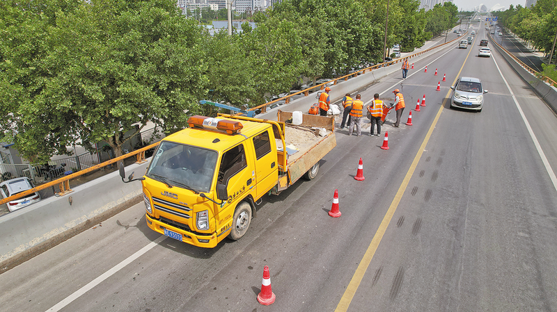 烈日酷暑排查忙 公路養(yǎng)護保暢通